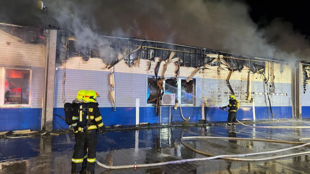 Na Litoměřicku hoří hala se zábavní pyrotechnikou